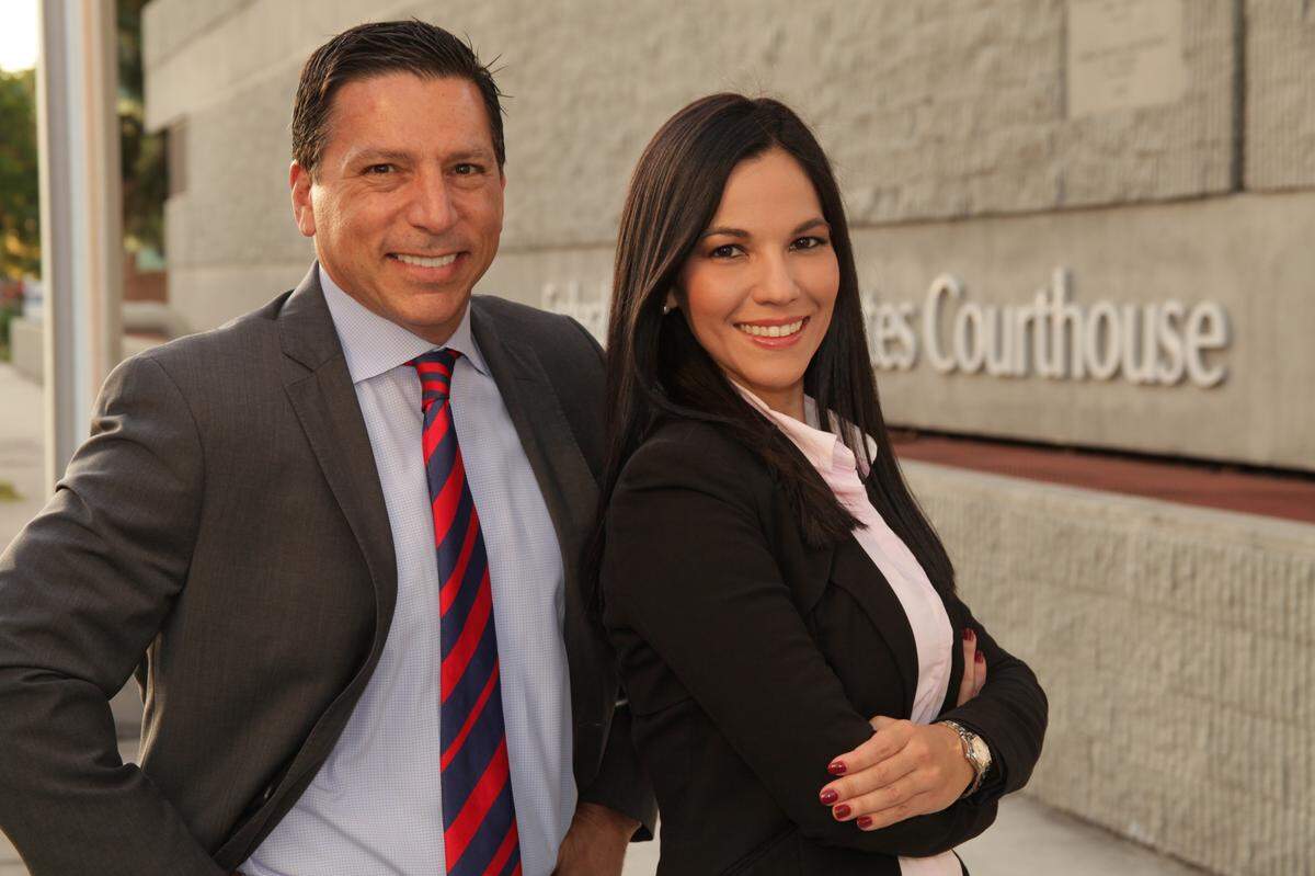 Los abogados Matthew Nelles y Adriana Kostencki.