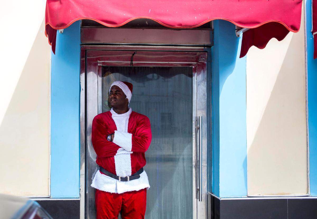 Un cubano vestido de Santa Claus espera a los clientes afuera de un restaurante en La Habana el 28 de diciembre del 2018.