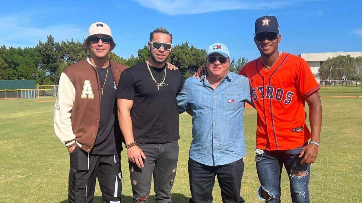 El agente de peloteros Carlos Perez junto a los peloteros cubanos Darlin Jiménez (I), Maikol Pérez y (D) y Yuliot Fábregat (2do a la Izq.).