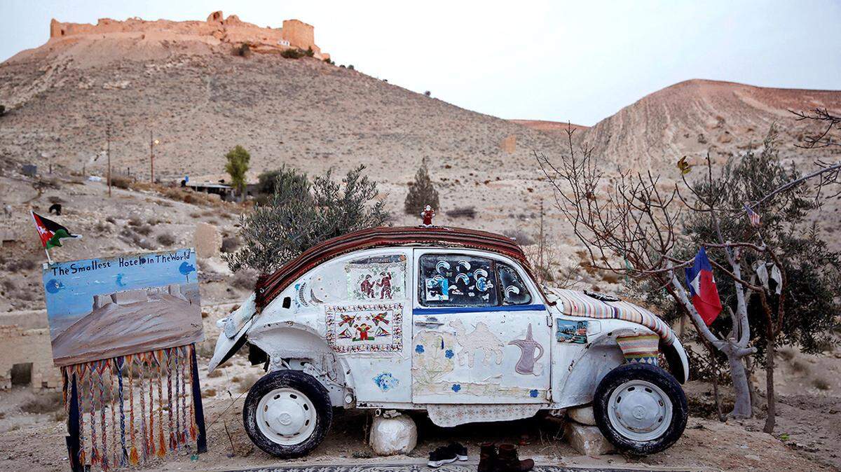 Un antiguo automóvil Volkswagen Escarabajo, situado en Al Jaya (Jordania), es un hotel que puede alojar a dos personas.