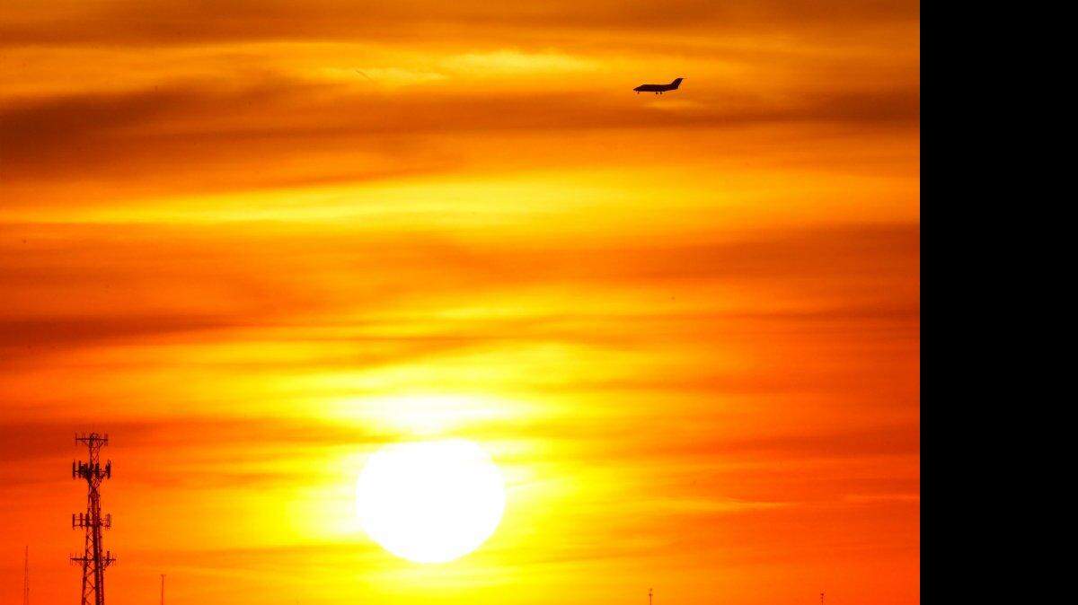 Un avión vuela al atardecer visto el 10 de abril de 2015, en Fort Worth, Texas.