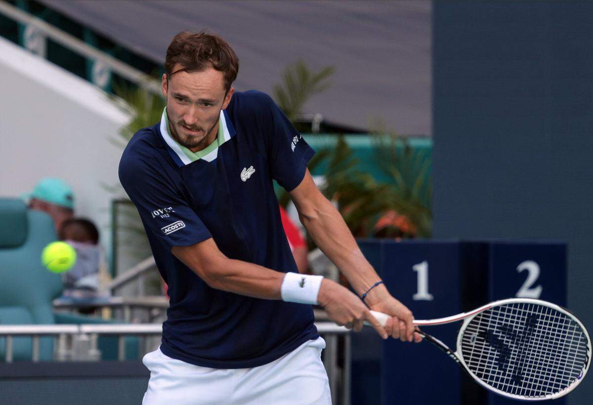 Daniil Medvedev está a un triunfo de recuperar el primer lugar en el ranking. Sacudiendo un mal inicio, el máximo cabeza de serie alcanzó los cuartos de final del Abierto de Miami al vencer el jueves 7-5, 6-1 al estadounidense Jenson Brooksby.