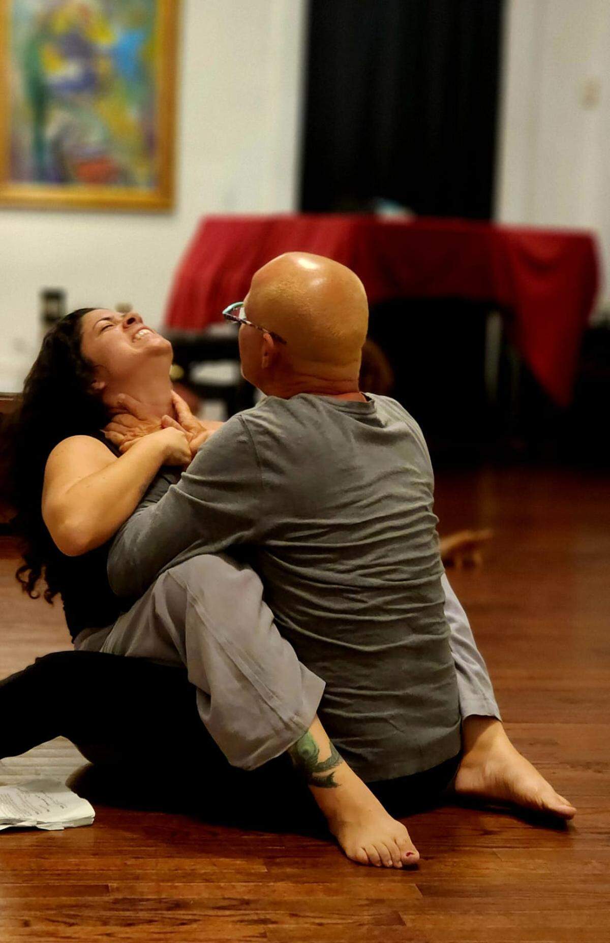 Nabilah Fernández y Osmel Poveda en “No Exit” (adaptación de “Huis clos” de Sartre), presentada por Factory Theater.
