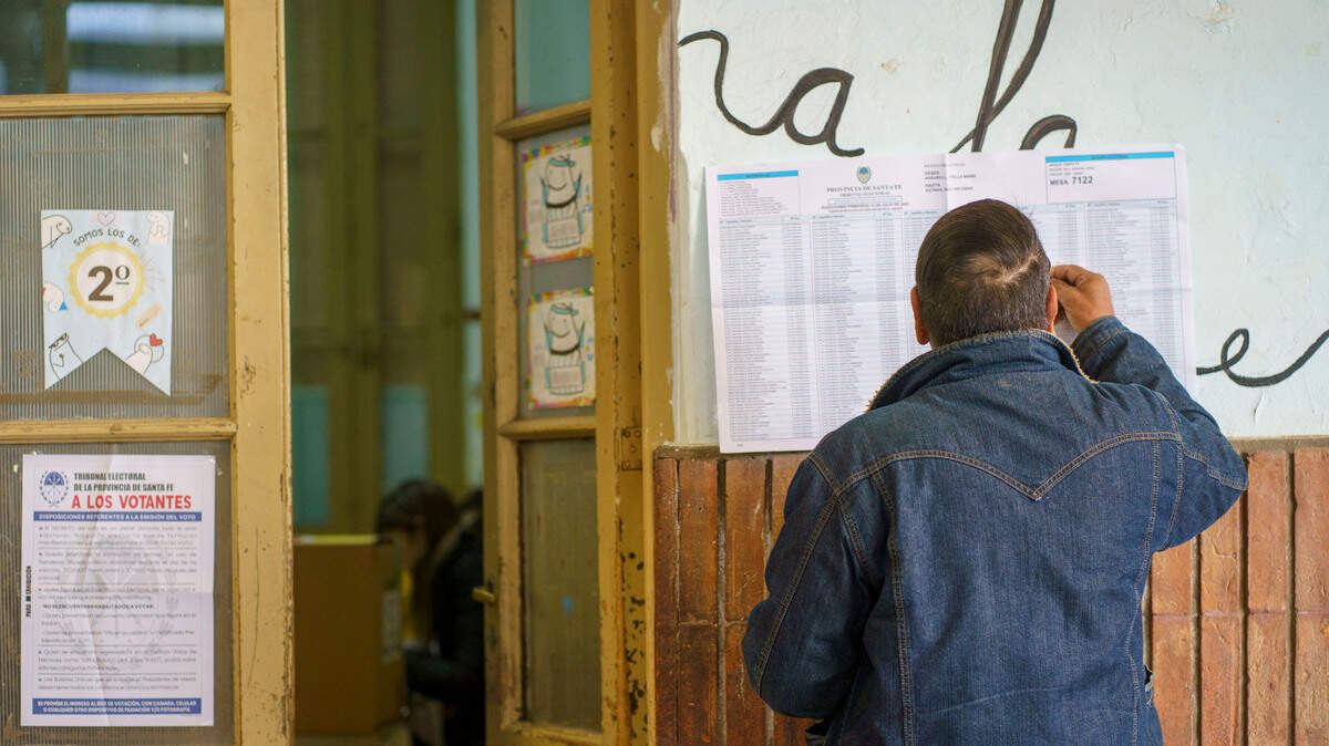 Un hombre confirma que está inscrito para votar en un centro de votación en Firmat, Santa Fe, Argentina, el 16 de julio de 2023. 