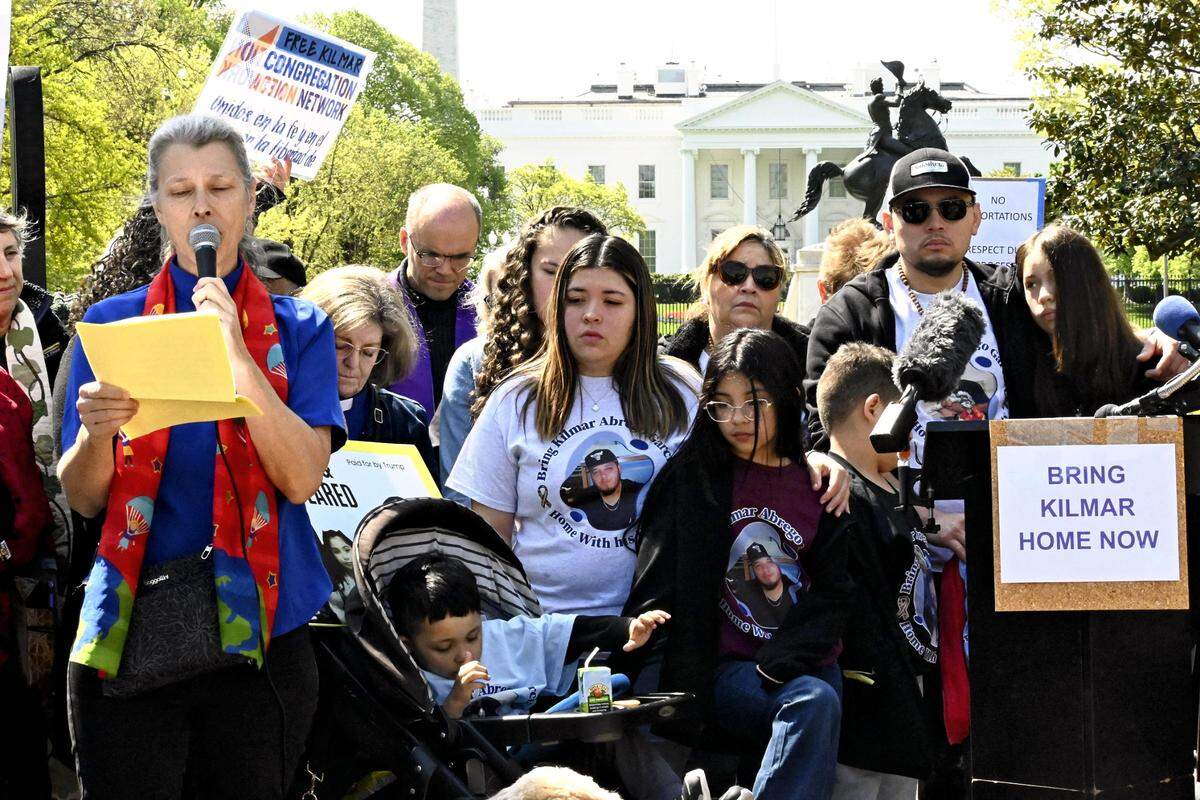 Jennifer Vásquez Sura (centro), esposa de Kilmal Ábrego García, quien fue deportado por error a El Salvador, participa en una protesta frente a la Casa Blanca para exigir el regreso de su marido, el lunes 14 de abril de 2025, en Washington, DC.