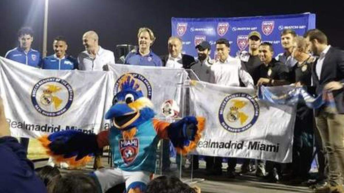 Directivos y representantes del Miami FC y de la academia de fútbol Real Miami posan al final del acto en que se anunció la fusión de ambas entidades este jueves 13 de diciembre en FIU.