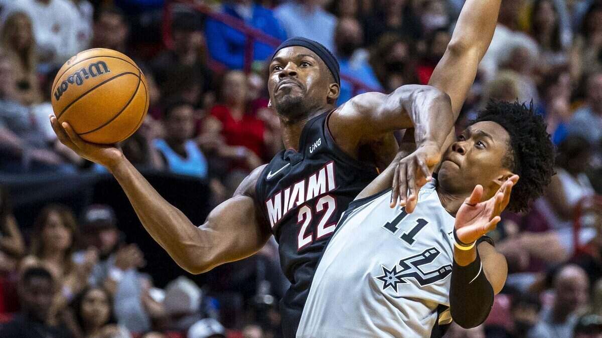 El jugador del Heat Jimmy Butler entra al aro ante la marca de Joshua Primo, de los Spurs de San Antonio, en el partido celebrado el 26 de febrero de 2022 en Miami, Florida.