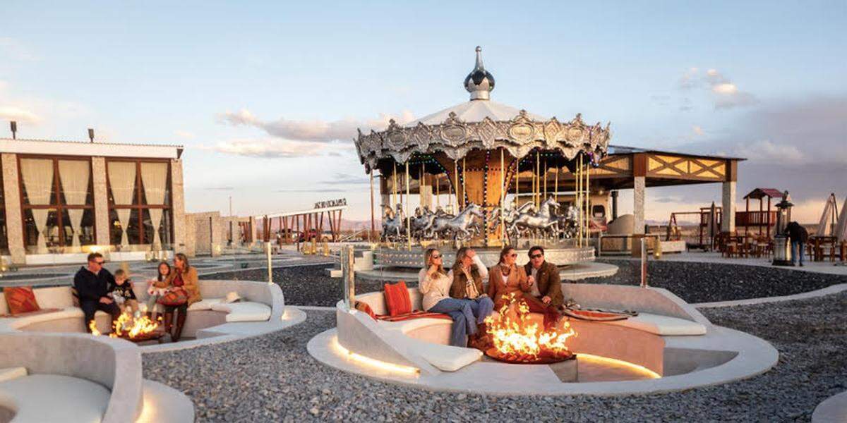 El parque transforma leyendas populares —como las del origen de los volcanes, los espíritus del salar o los dioses tutelares de las montañas— en experiencias físicas y emocionales.