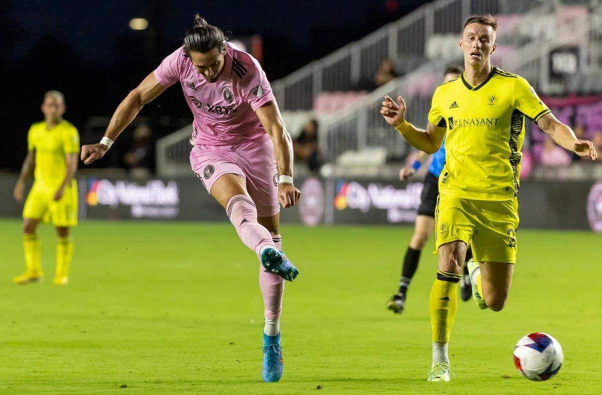 El delantero del Inter Miami Leonardo Campana tira a puerta contra Nashville, en el partido de octavos de final de la Copa Lamar Hunt, celebrado el 23 de mayo de 2023 en el DRV PNK Stadium, en Fort Lauderdale, Florida.