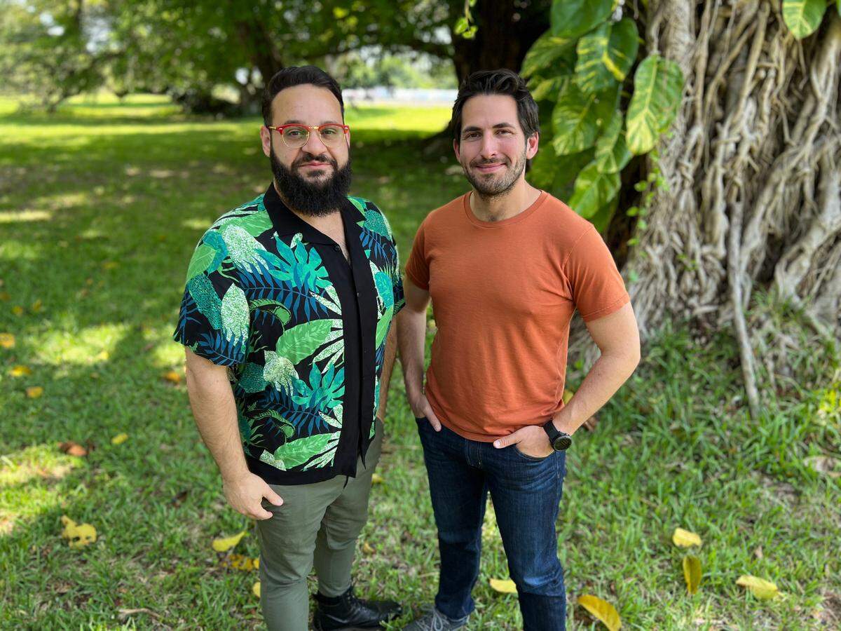 Kareem Tabsch, productor y director de ‘Gigante’, con Joey Daoud, con quien presenta el podcast ‘Paradise Lost, Crime in Miami’.