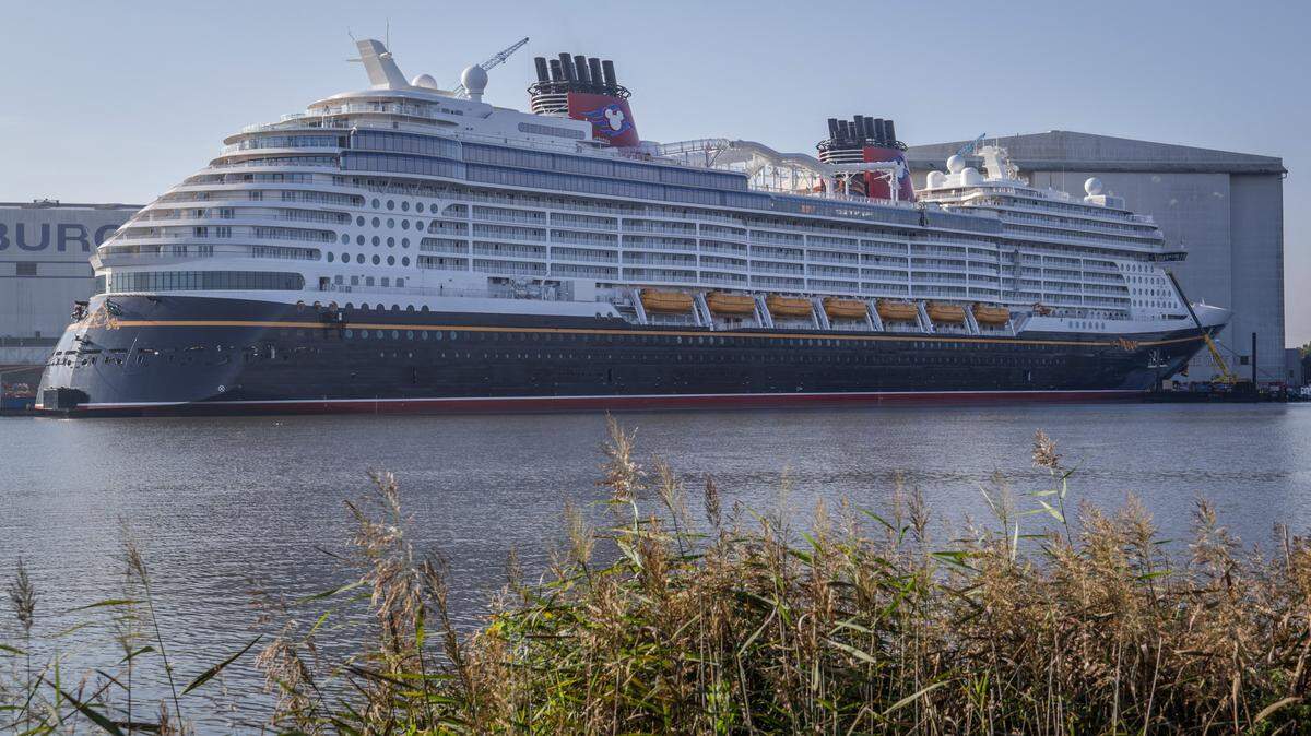 El crucero Disney Treasure, de la compañía Disney Cruise Line, permanece atracado en los astilleros Meyer en Papenburg, en el noroeste de Alemania, el 16 de septiembre de 2024. 