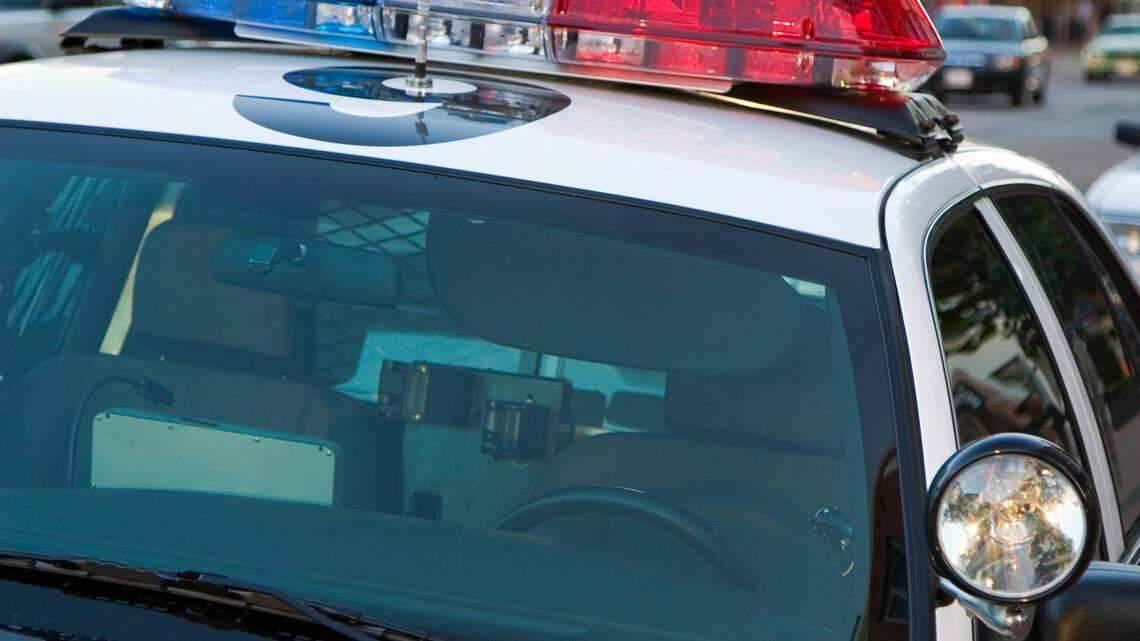 Arrestan a hombre que estaba en un parque de Melbourne sin pantalones por atacar a dos mujeres con una pala.