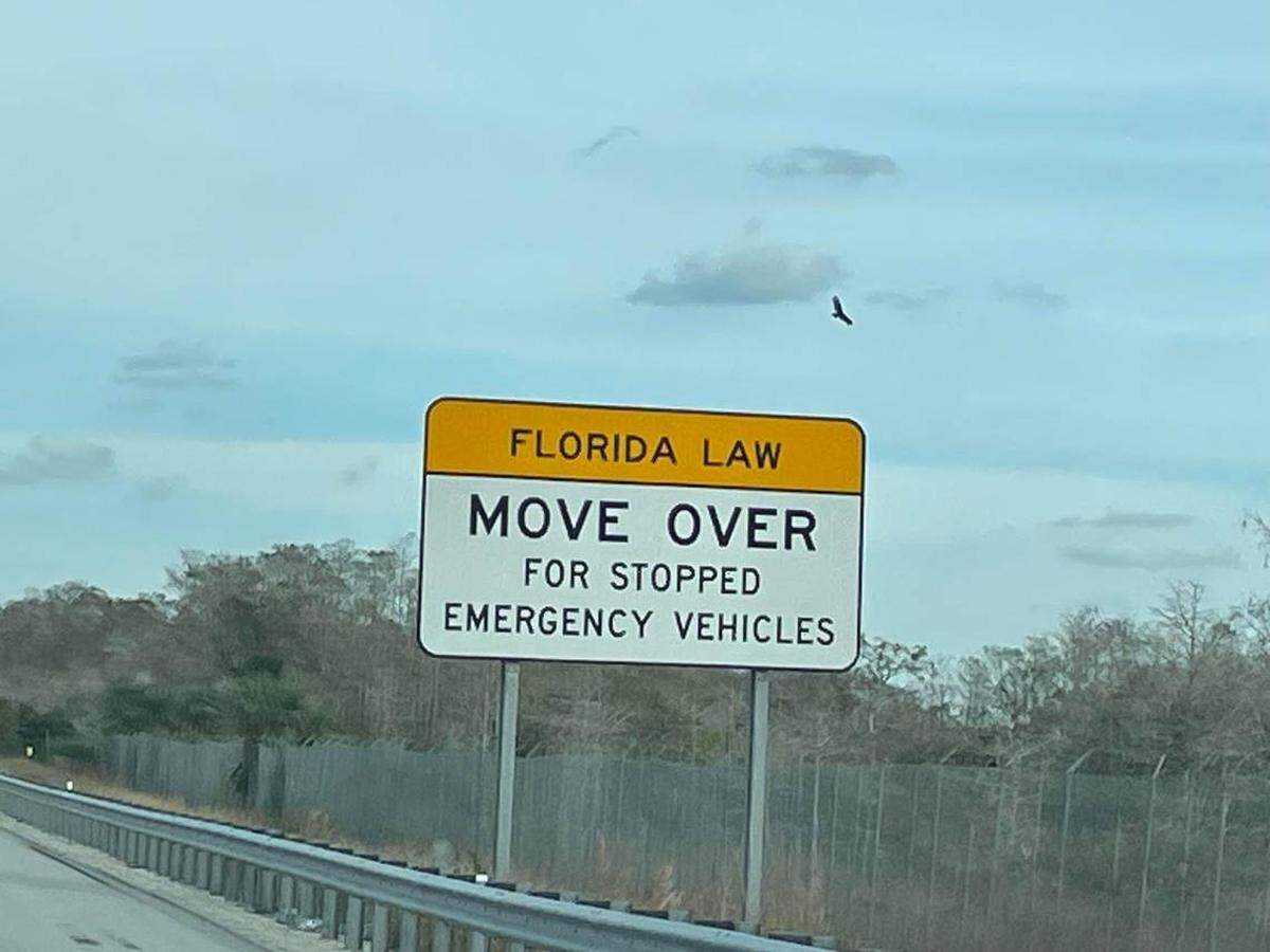 Un letrero de “Hazte a un lado” en Alligator Alley, Florida.