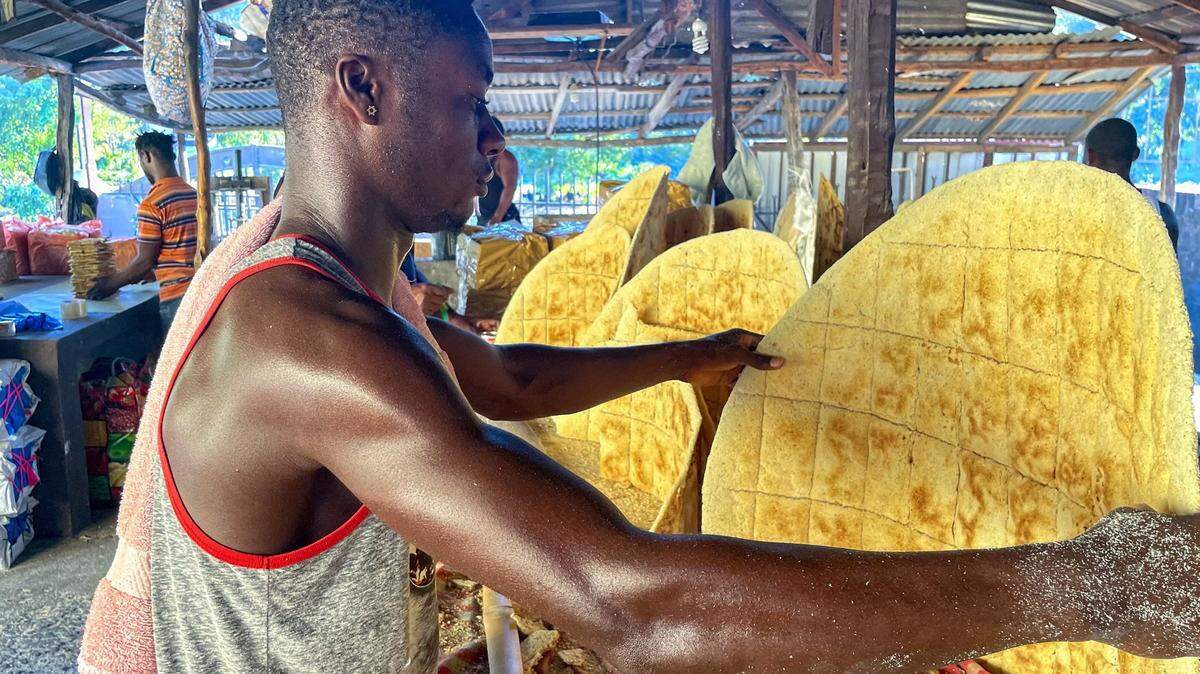 Un obrero prepara una torta de casabe en Haití en enero del 2023. El casabe es un alimento esencial en la cultura ahitiana y de la República Dominicana.