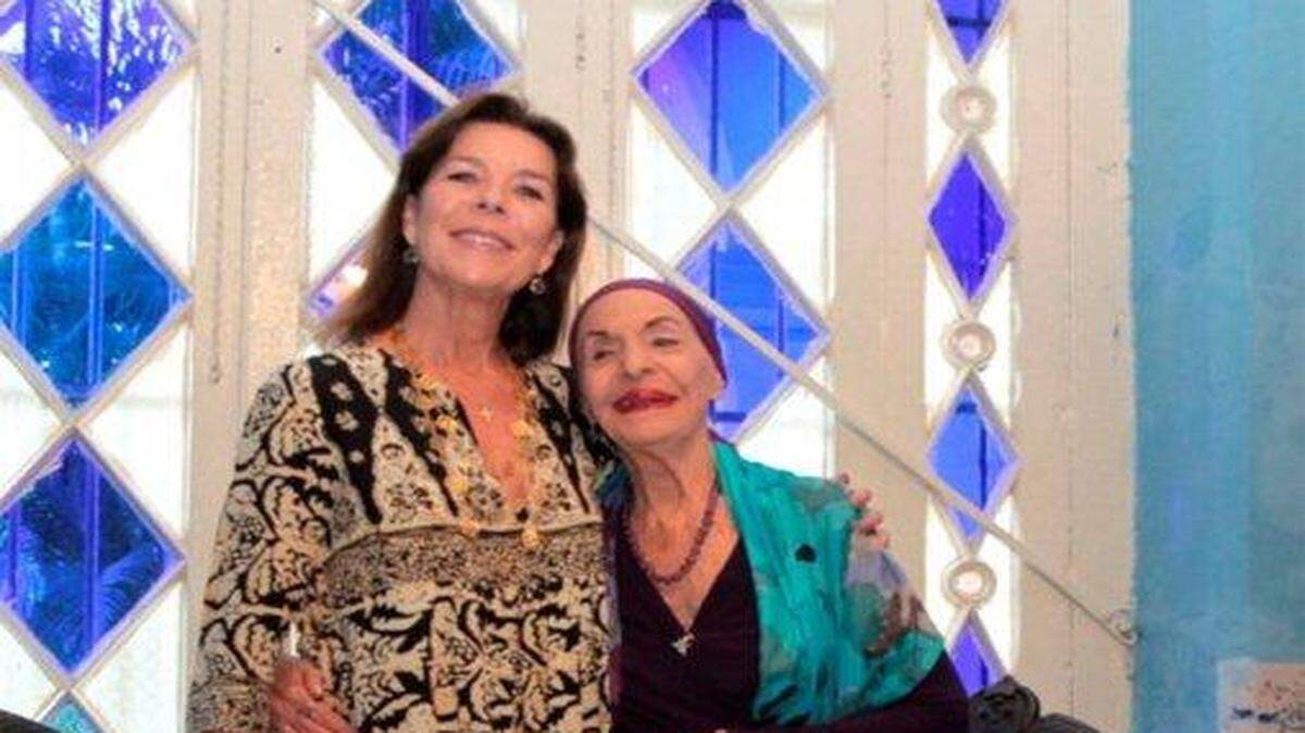 Fotografía cedida de la princesa de Mónaco, Carolina Grimaldi (i), quien posa para una fotografía junto a la directora del Ballet Nacional de Cuba (BNC), Alicia Alonso (d), durante su encuentro este viernes 30 de octubre de 2015, en La Habana (Cuba). 