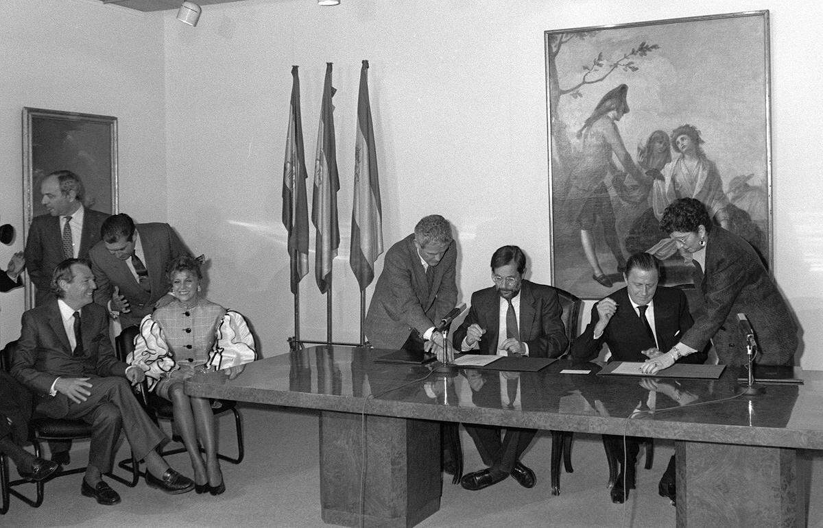 MADRID, 07-04-1988. El entonces ministro de Cultura, Javier Solana (i), y el Barón Thyssen (d), firman acuerdo para instalar la colección de arte Thyssen en España. Al acto asistieron, el duque de Badajoz, Luis Gómez Acebo (1i), y la baronesa Thyssen, Carmen Cervera (2i).