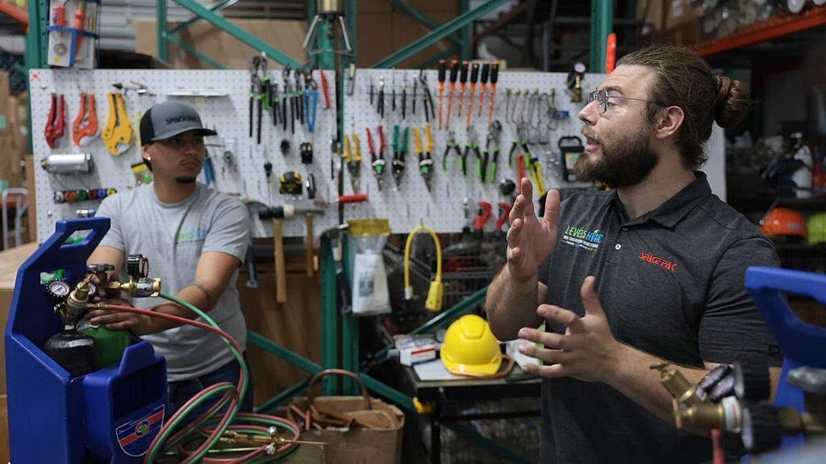 El instructor Bryan Vela (a la derecha) enseña a Marcos Cofre técnicas de soldadura fuerte (brazing) para sistemas de calefacción, ventilación y aire acondicionado en la escuela de oficios de la construcción Level5HVAC, el 9 de mayo de 2026, en Homestead, Florida. Las escuelas de formación profesional han experimentado un aumento en el interés a medida que la inteligencia artificial amenaza el mercado laboral tradicional.