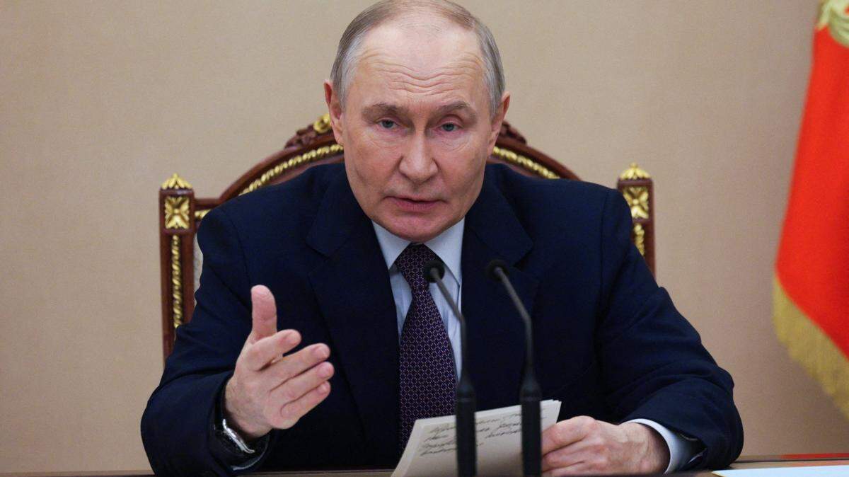 En esta fotografía distribuida por la agencia estatal rusa Sputnik, el presidente de Rusia, Vladimir Putin, mantiene una reunión sobre la situación del mercado global de petróleo y gas en Moscú el 9 de marzo de 2026.