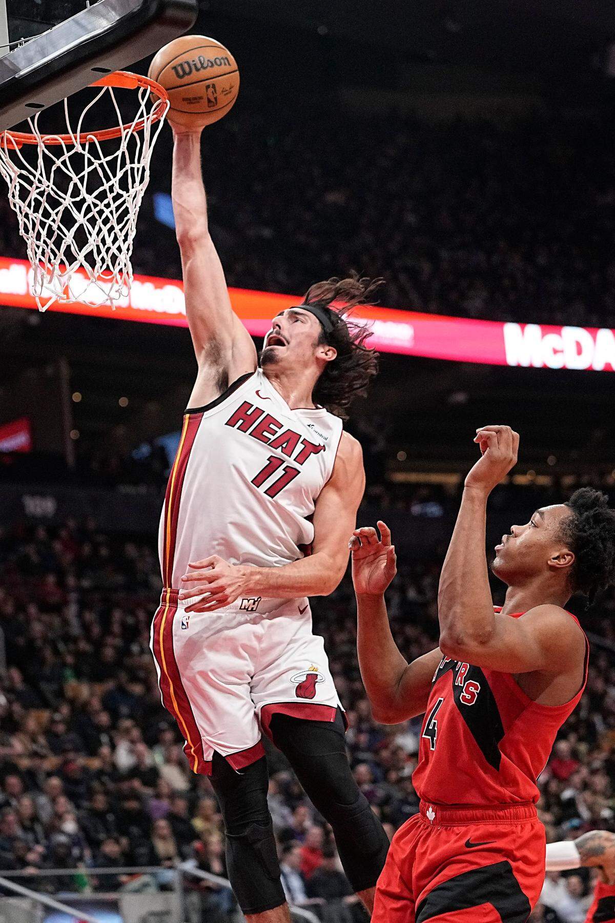 El jugador del Heat de Miami Jaime Jáquez Jr. clava la pelota ante la marca de Scottie Barnes, de los Raptors, en el partido celebrado el 6 de diciembre de 2023 en Toronto.