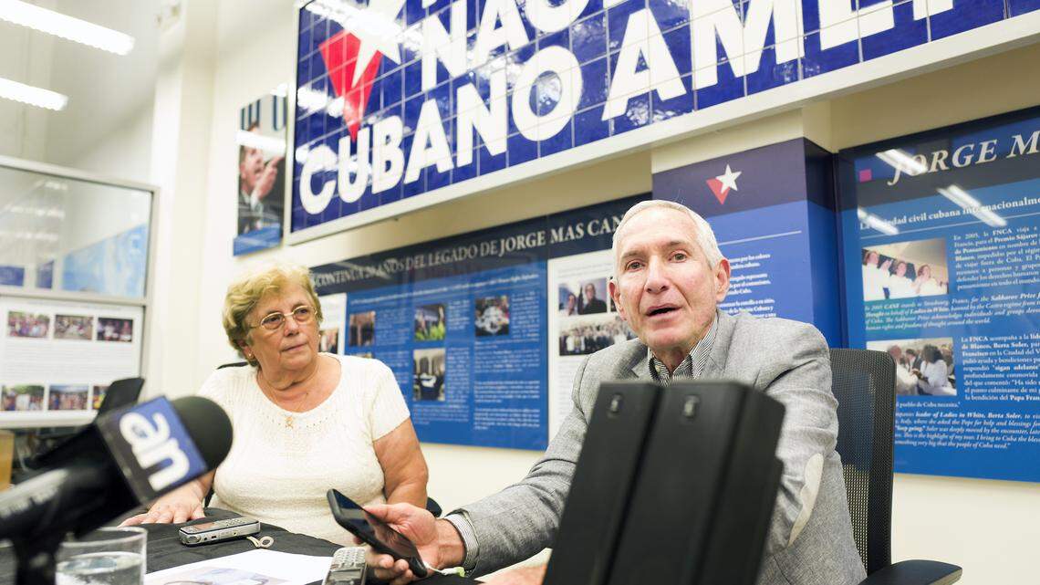 De izquierda a derecha, Blanca Reyes, representante de las Damas de Blanco de Estados Unidos y el ex preso político Adolfo Fernández Saínz, durante la conferencia de prensa en la sede de la Fundación Cubano Americana en Miami. 10 de julio de 2018.