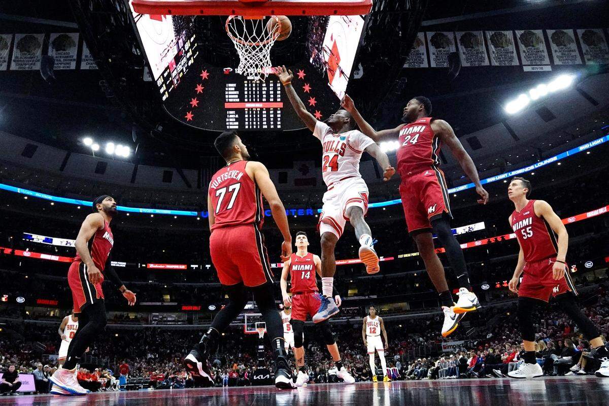 El jugador de los Bulls Javonte Green (24) tira al aro ante la defensa del Heat de Miami, en el partido celebrado el 2 de abril de 2022 en Chicago.
