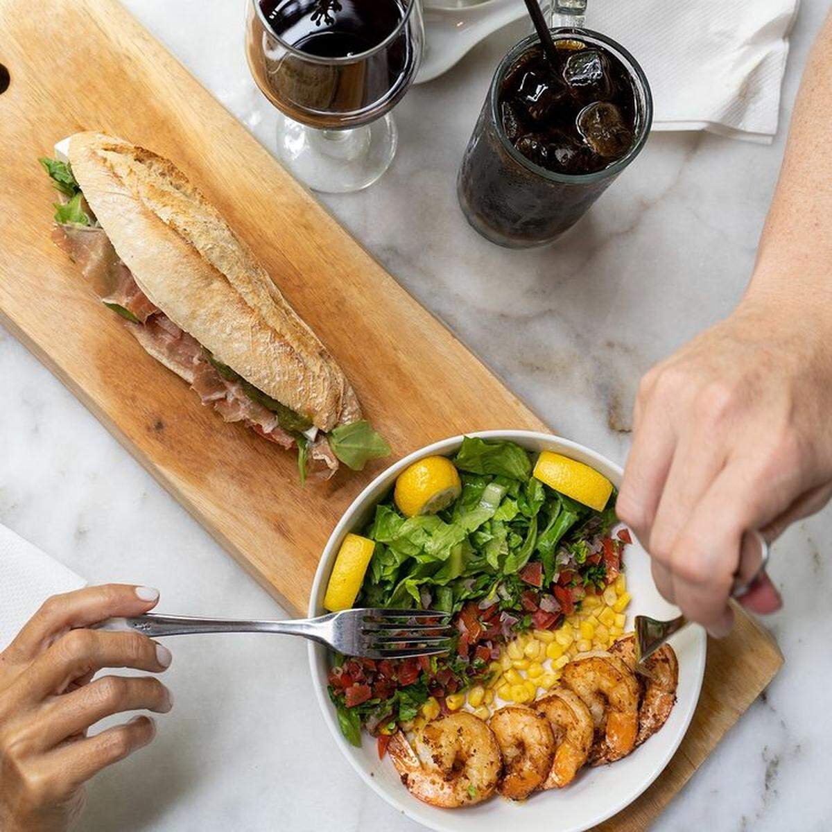 En 100 Montaditos el menú cuenta con una gran variedad de bocadillos.