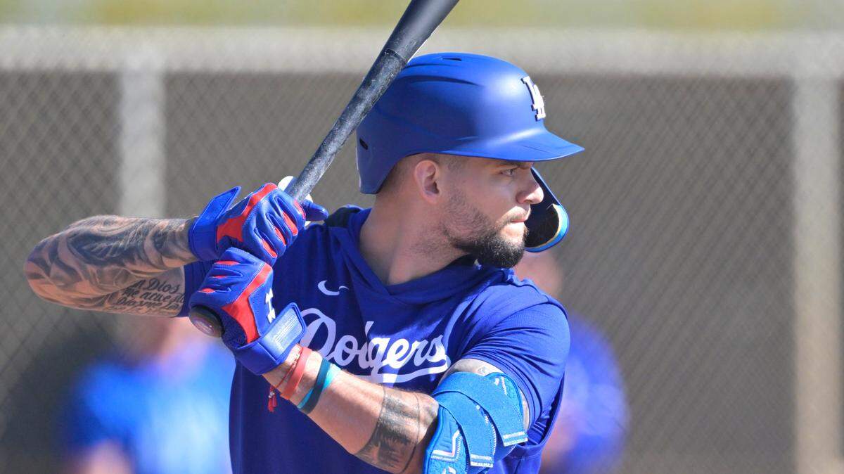 El jardinero de los Dodgers de Los Angeles Andy Pagés participa en una práctica de bateo el 18 de febrero de 2025 en Glendale, Arizona.