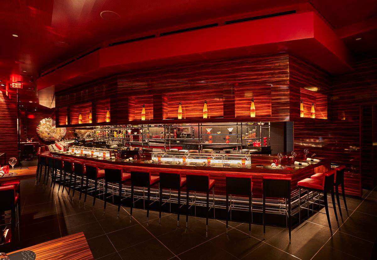 L’Atelier cuenta con una cocina abierta con mostrador al estilo japonés.