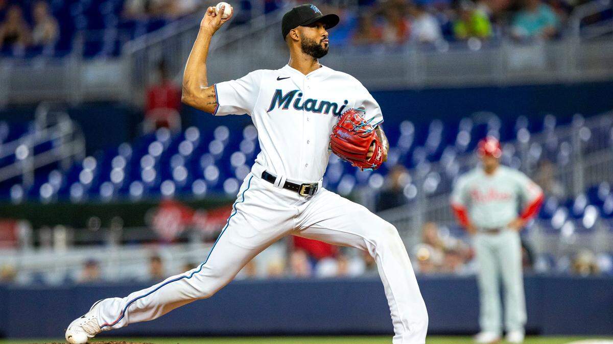 El lanzador de los Marlins, Sandy Alcántara (22), lanza contra los Filis en el parque LoanDepot de Miami, el 13 de septiembre de 2022. El dominicano ha sido anunciado este 16 de noviembre como el ganador del premio Cy Young como mejor pitcher de la Liga Nacional.
