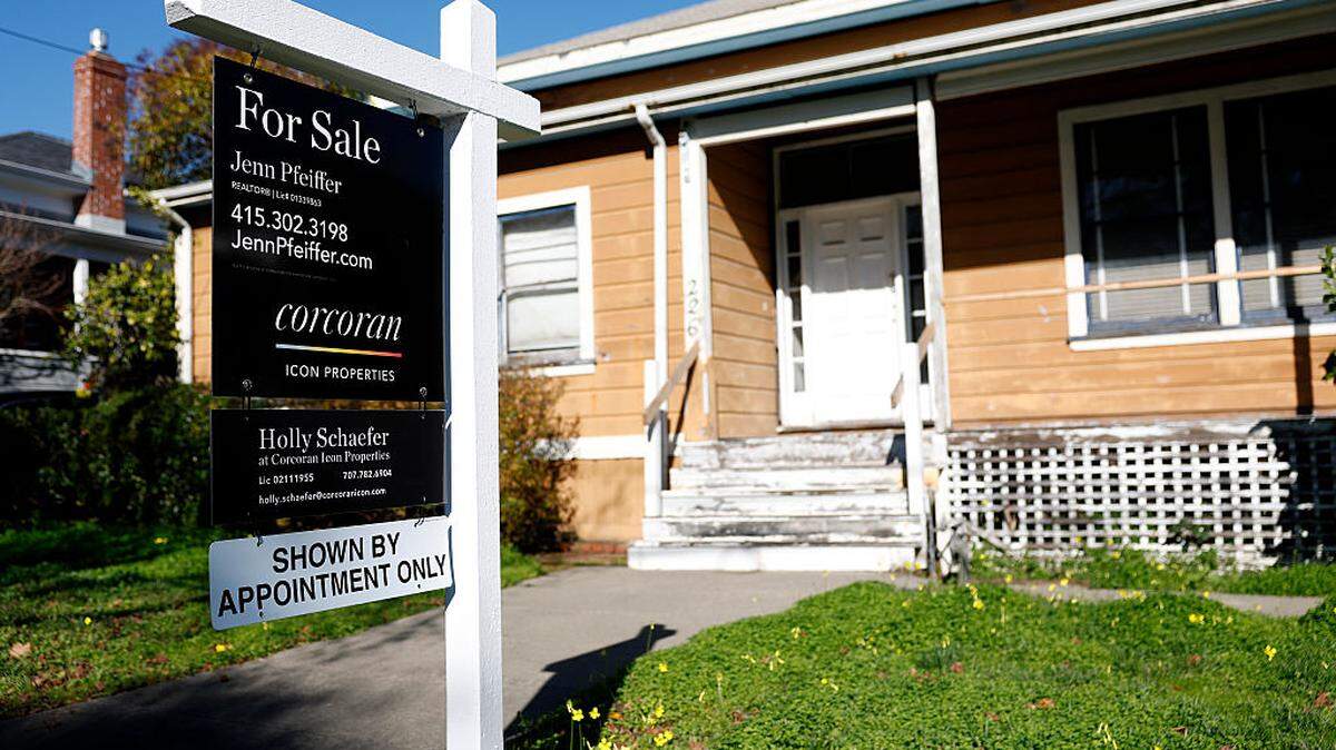 Un cartel frente a una casa anuncia que está en venta, el 9 de enero de 2026 en San Rafael, California. La tasa promedio de una hipoteca a 30 años descendió del 6% esta semana en Estados Unidos, su nivel más bajo desde 2022.