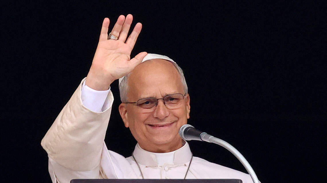 El papa saluda a la multitud en el Vaticano, por primera vez desde su operación de cáncer
