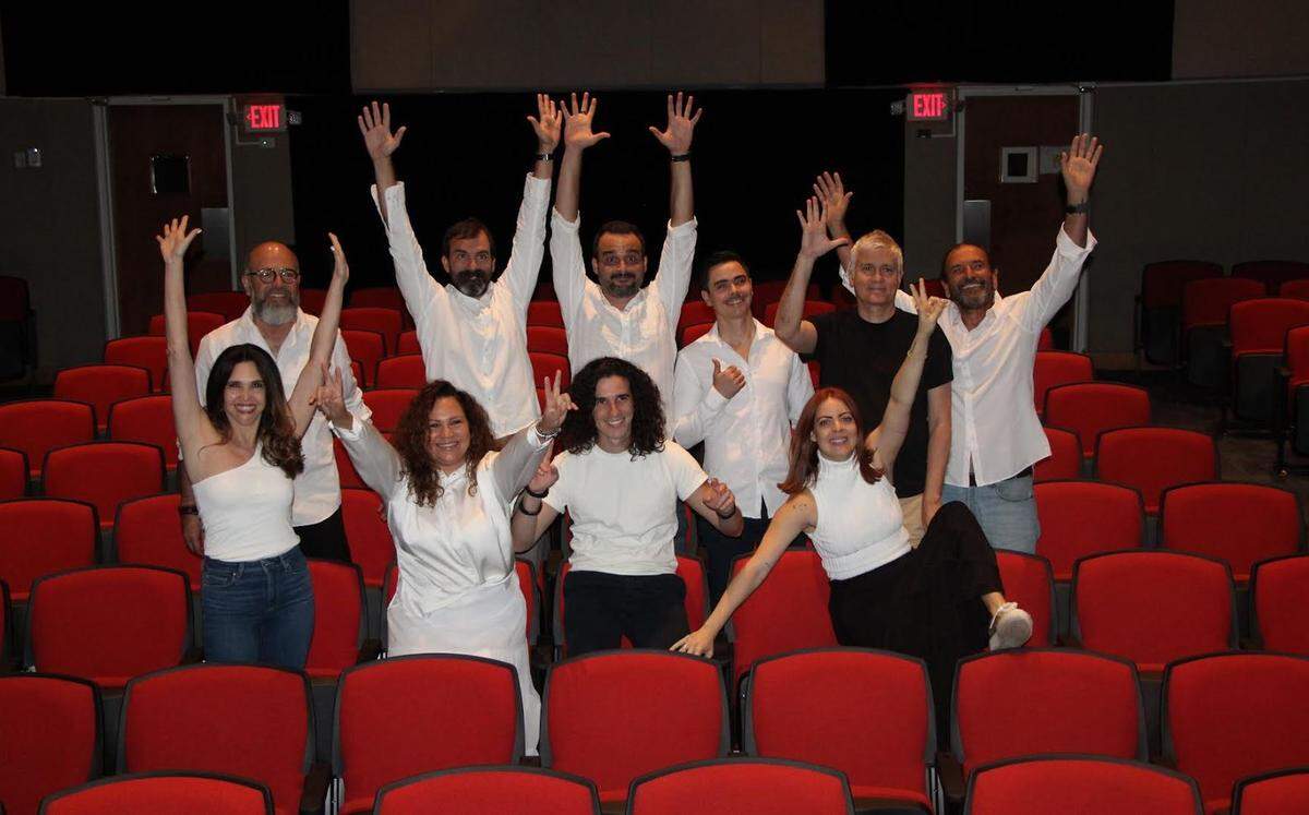 El equipo completo de “Hierro”: en primera fila, de izquierda a derecha, la productora Alexa Kuve, las actrices Rachel Pastor y Claudia Valdés y, entre ellas, el actor Joel Lara. Detrás, de derecha a izquierda, el actor Gilberto Reyes, el autor y director de “Hierro”, Carlos Celdrán, y los actores Daniel Romero, Ariel Texidó, Caleb Casas y Carlos Acosta Milián. 