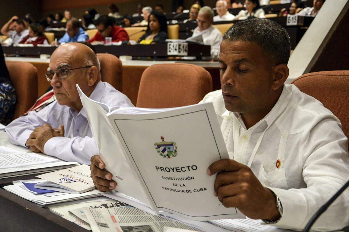 Un diputado de la Asamblea Nacional estudia la propuesta modificación de la Constitución cubana, en La Habana, el 21 de julio del 2018. Legisladores cubanos aprobaron el gabinete del presidente Miguel Diaz-Canel, que mantuvo en sus cargos a la mayoría de los ministos del gobierno de Raúl Castro.
