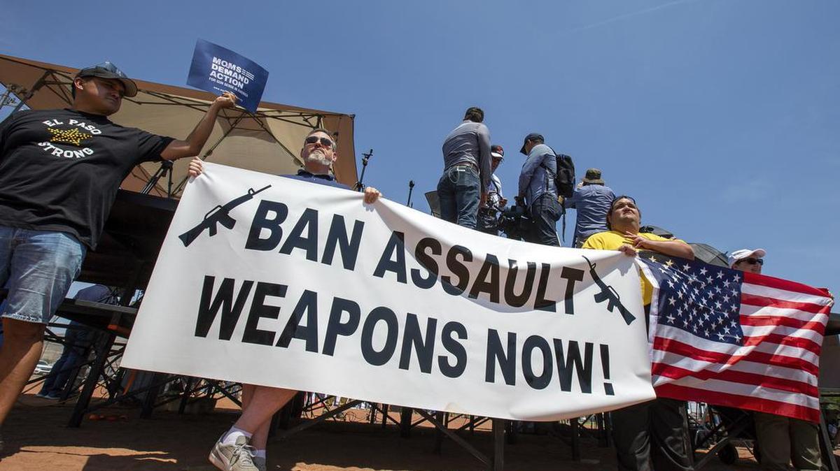 ARCHIVO - Manifestantes sostienen una pancarta para protestar por la visita del presidente Donald Trump a la ciudad fronteriza después del tiroteo masivo del 3 de agosto en El Paso, Texas, el 7 de agosto de 2019. (Foto AP/Andrés Leighton, archivo)