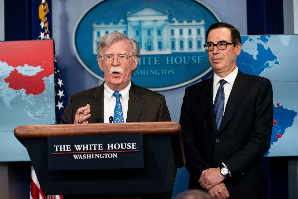 El asesor de Seguridad Nacional, John Bolton (izq.) y el secretario del Tesoro de EEUU, en una conferencia de prensa en la Casa Blanca el 28 de enero del 2019 para anunciar las nuevas y drásticas sanciones contra el régimen de Maduro.