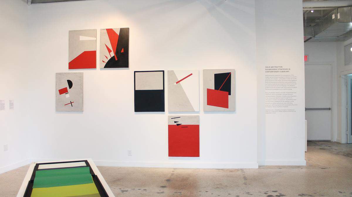 Sala de la exhibición 'Abstracción Sólida. Estrategias desobedientes en el arte cubano contemporáneo'.