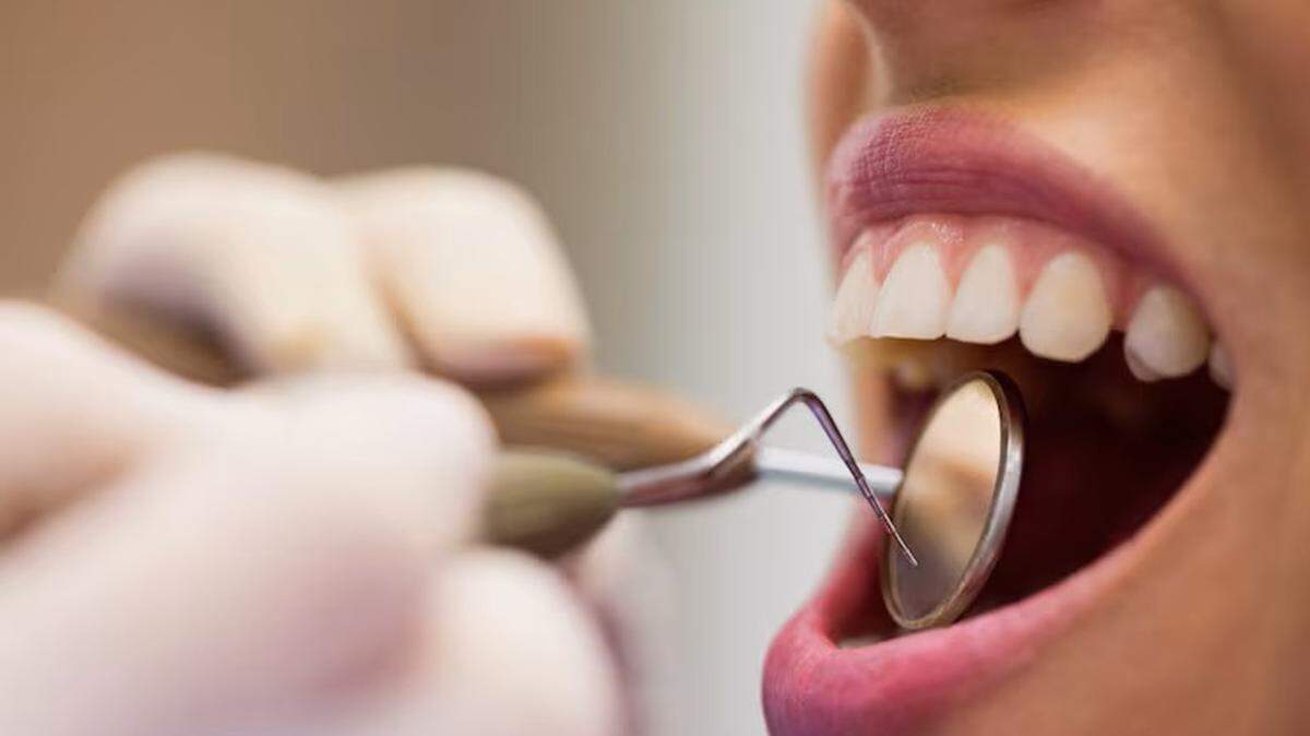 Una mala salud oral no solo favorece la aparición de caries, la pérdida de dientes o la inflamación de encías (gingivitis): también puede agravar enfermedades crónicas como la diabetes, aumentar el riesgo de ciertos tipos de cáncer e incluso contribuir al desarrollo de enfermedades cardiovasculares, cerebrales y neurodegenerativas.