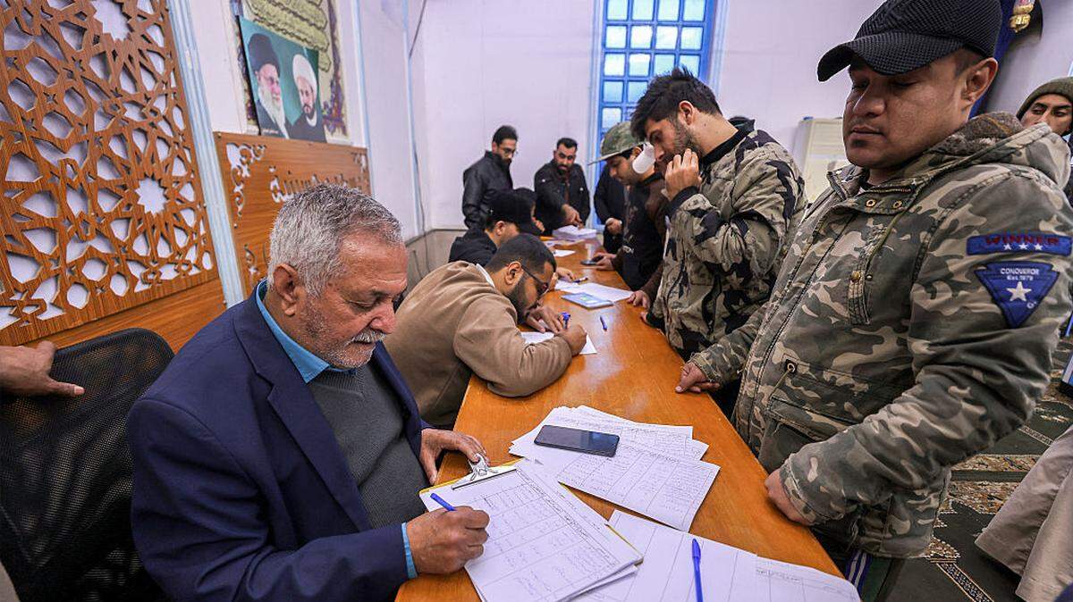 Varios hombres se inscriben para unirse a las “brigadas de mártires” bajo el paraguas del grupo paramilitar iraquí proiraní Brigadas de Hezbolá, que hizo un llamamiento a los iraquíes para que se ofrecieran como voluntarios para luchar junto a Irán en caso de una guerra a gran escala con Estados Unidos e Israel, en una mezquita en Bagdad, el jueves 29 de enero de 2026.