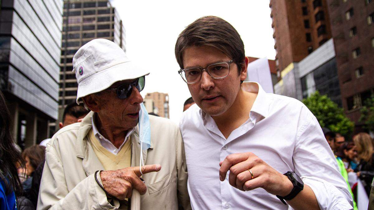 File photo. Colombian presidential hopeful Miguel Uribe Turbay (right) was shot in Bogotá and survived initial surgery, but his condition is “extremely serious,” the clinic treating him reported.