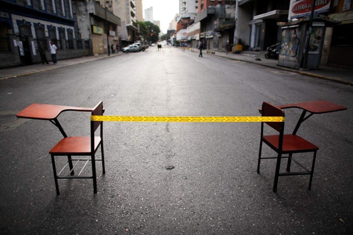 Pupitres de escuela cierran el tráfico a un centro de votación en Caracas el 20 de mayo del 2018.