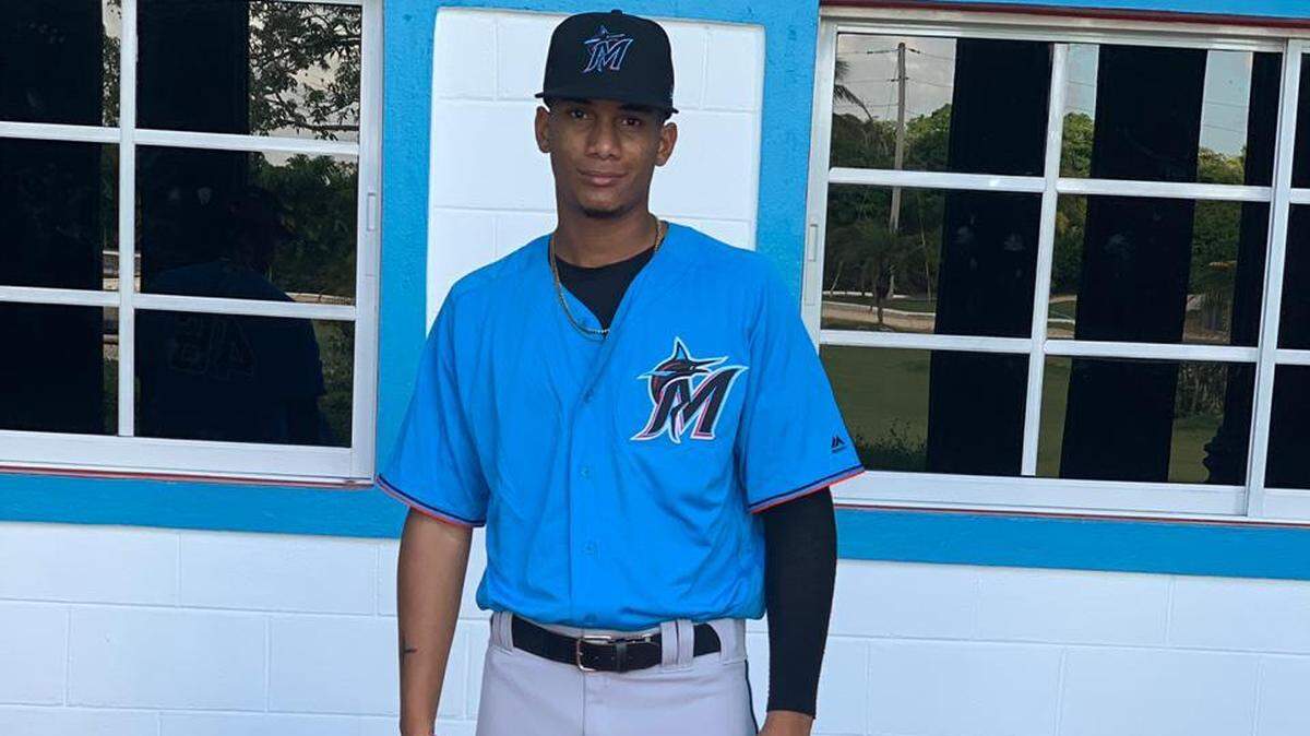 Luis González, joven prospecto cubano, fue firmado por los Marlins.