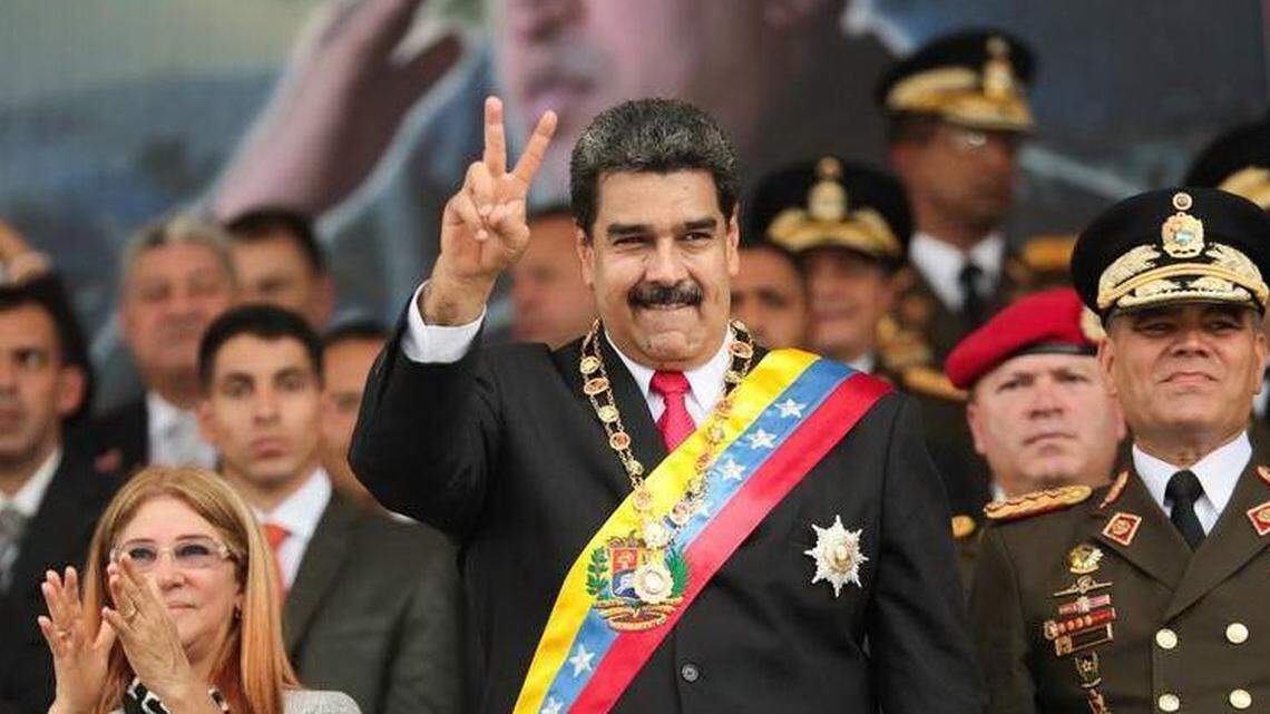 Fotografía cedida por Prensa Miraflores del presidente de Venezuela, Nicolás Maduro (d) junto a la primera dama, Cilia Flores (i), mientras lidera un acto con motivo de la celebración de los 197 años de la Batalla de Carabobo y Día del Ejército el domingo 24 de junio de 2018, en Valencia (Venezuela).