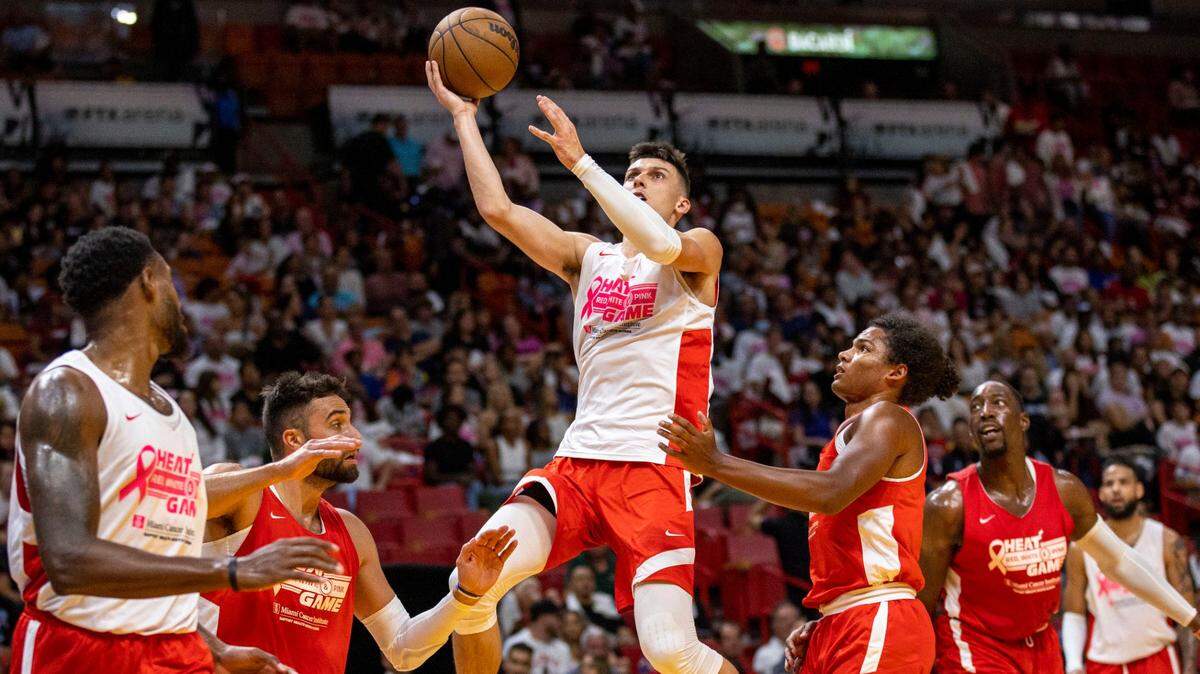 El escolta Tyler Herro (14) entra al aro en el partido benéfico entre las escuadras del Heat Rosado, Blanco y Rojo, celebrado el 3 de octubre de 2022 en Miami.