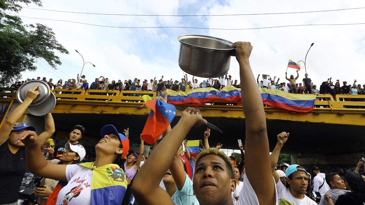 Un hombre golpea una olla durante una protesta contra el gobierno de Nicolás Maduro en Valencia, estado de Carabobo, Venezuela, el 29 de julio de 2024, un día después de las elecciones presidenciales.
