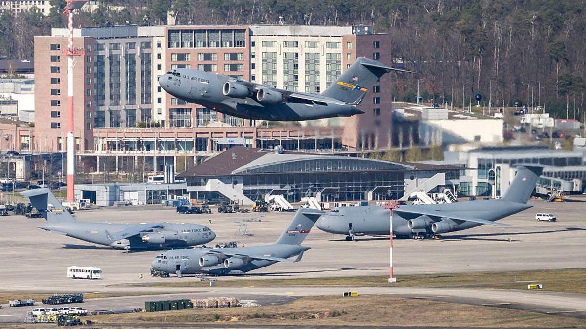 Un avión de carga Boeing C-17A Globemaster III de la Fuerza Aérea de los EEUU despega de la Base Aérea de Ramstein el 2 de abril de 2026 en Ramstein-Miesenbach, Alemania. La Base Aérea de Ramstein es una instalación de la Fuerza Aérea de los EEUU y constituye un importante centro de tránsito para las tropas y el material estadounidense desplegados en Oriente Medio.