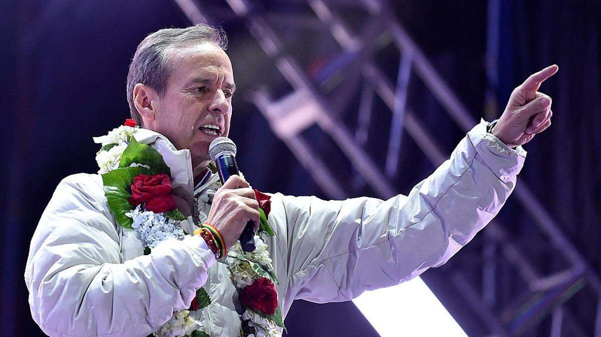 Bolivia's presidential candidate for the "Alianza Libre" (Free Alliance) coalition, Jorge "Tuto" Quiroga, speaks to supporters during a rally in El Alto, Bolivia, on October 11, 2025. Bolivia will hold the runoff presidential election on October 19. (Photo by Jorge BERNAL / AFP) (Photo by JORGE BERNAL/AFP via Getty Images)          