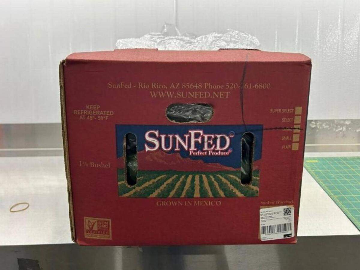 Una caja de pepinos de SunFed.