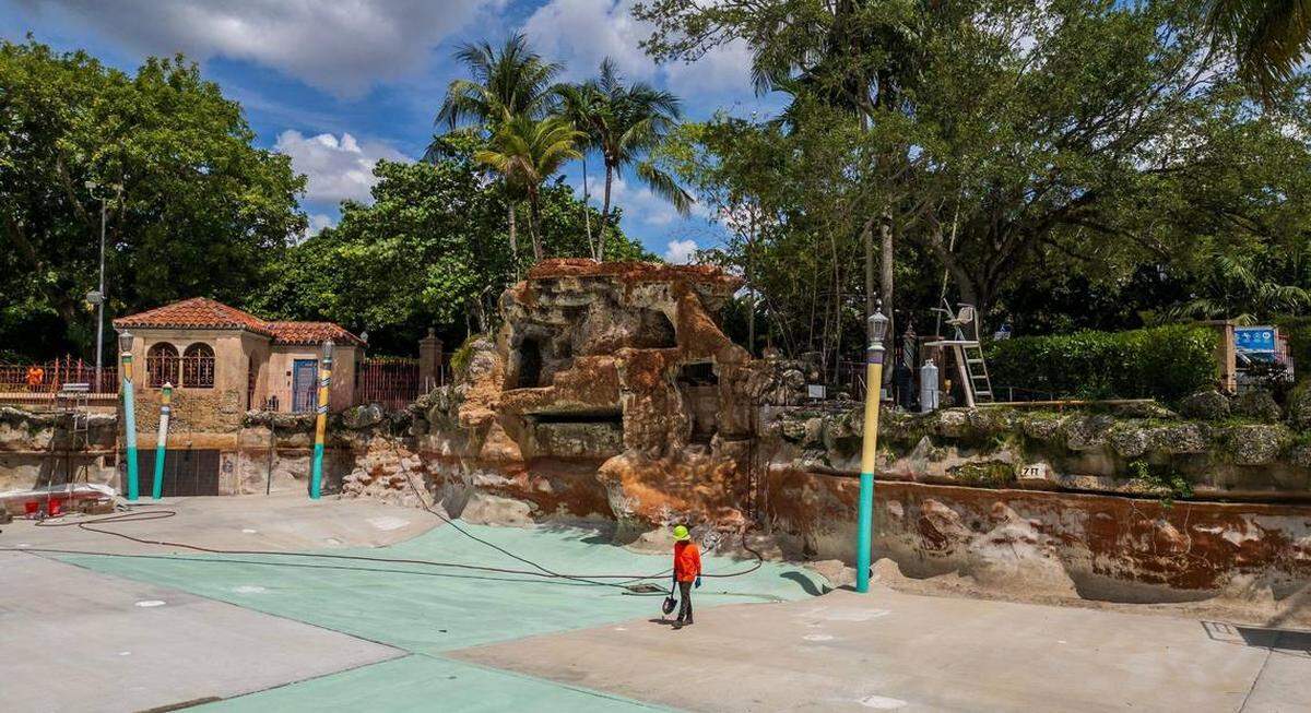 Trabajadores se observan en la Venetian Pool en Coral Gables, el martes 22 de julio de 2025. Pedro Portal pportal@miamiherald.com