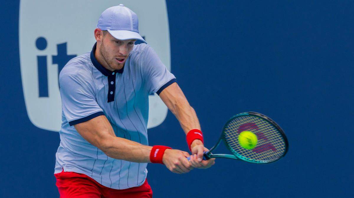 El chileno Nicolás Jarry regresa una pelota contra el noruego Casper Ruud, en el partido de la cuarta ronda del Miami Open, celebrado el martes 26 de marzo de 2024.