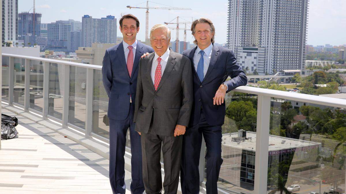 José Luis Ferreira de Melo (centro) presidente del Melo Group, y sus dos hijos, Martín (izquierda) y Carlos, junto a la piscina del piso 14 de la nueva torre de condominios Aria on the Bay, en Edgewater, el 20 de abril del 2018.